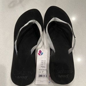 Reef Skinny Cushion Flip Flips - NWT!